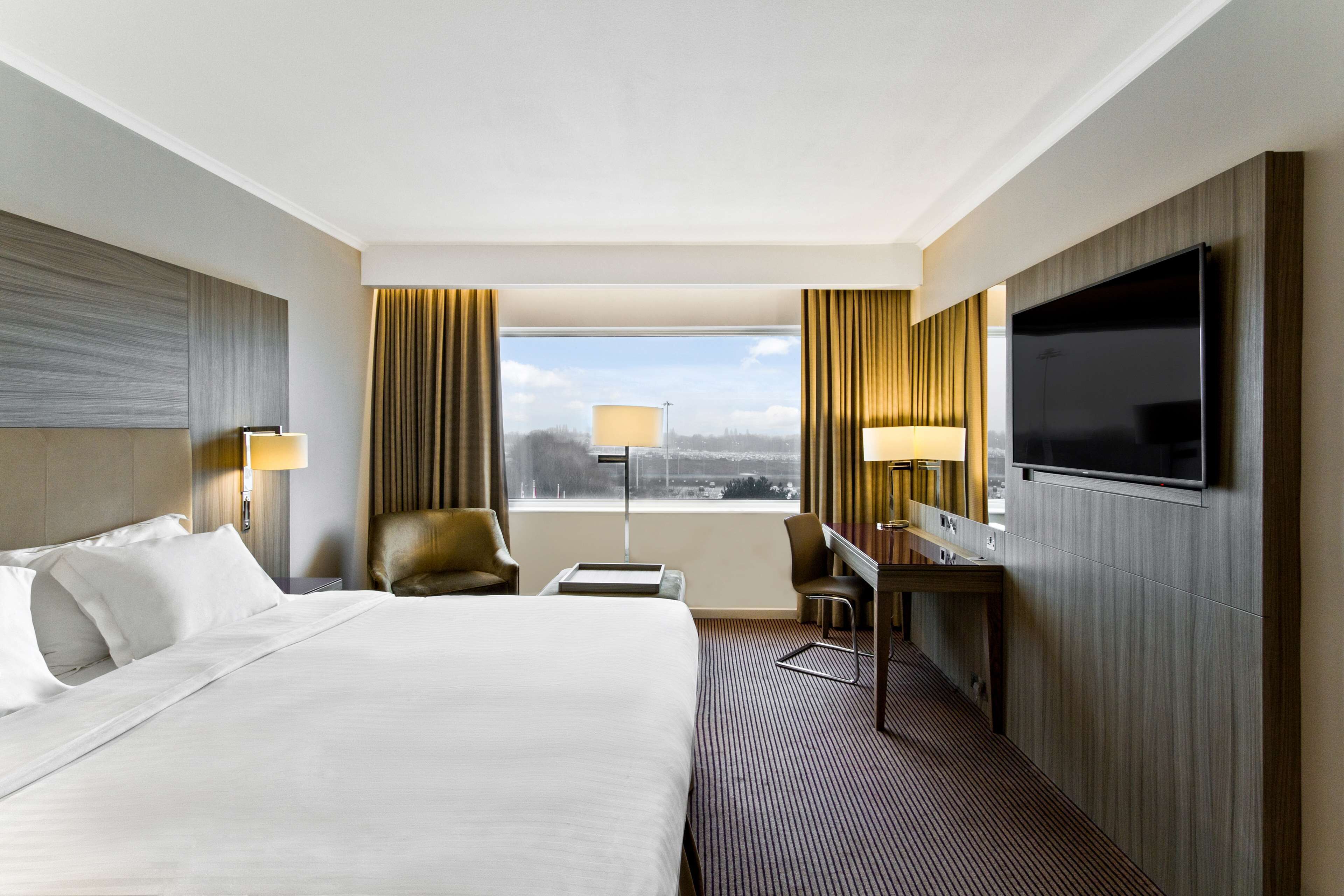 Hypo-allergenic bedding, in-room safe, desk, laptop workspace