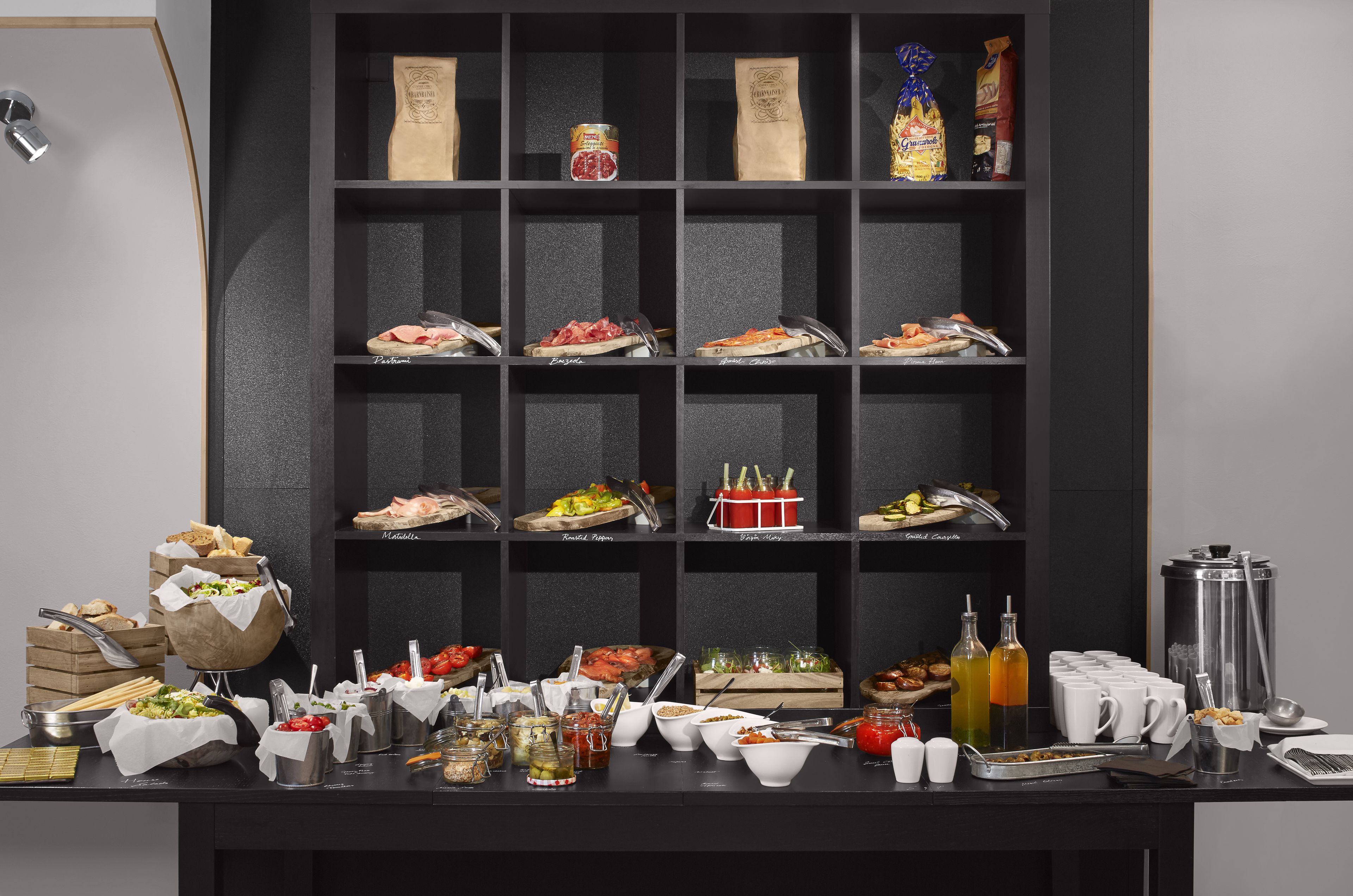 Een buffet met verschillende soorten eten en toevoegingen.