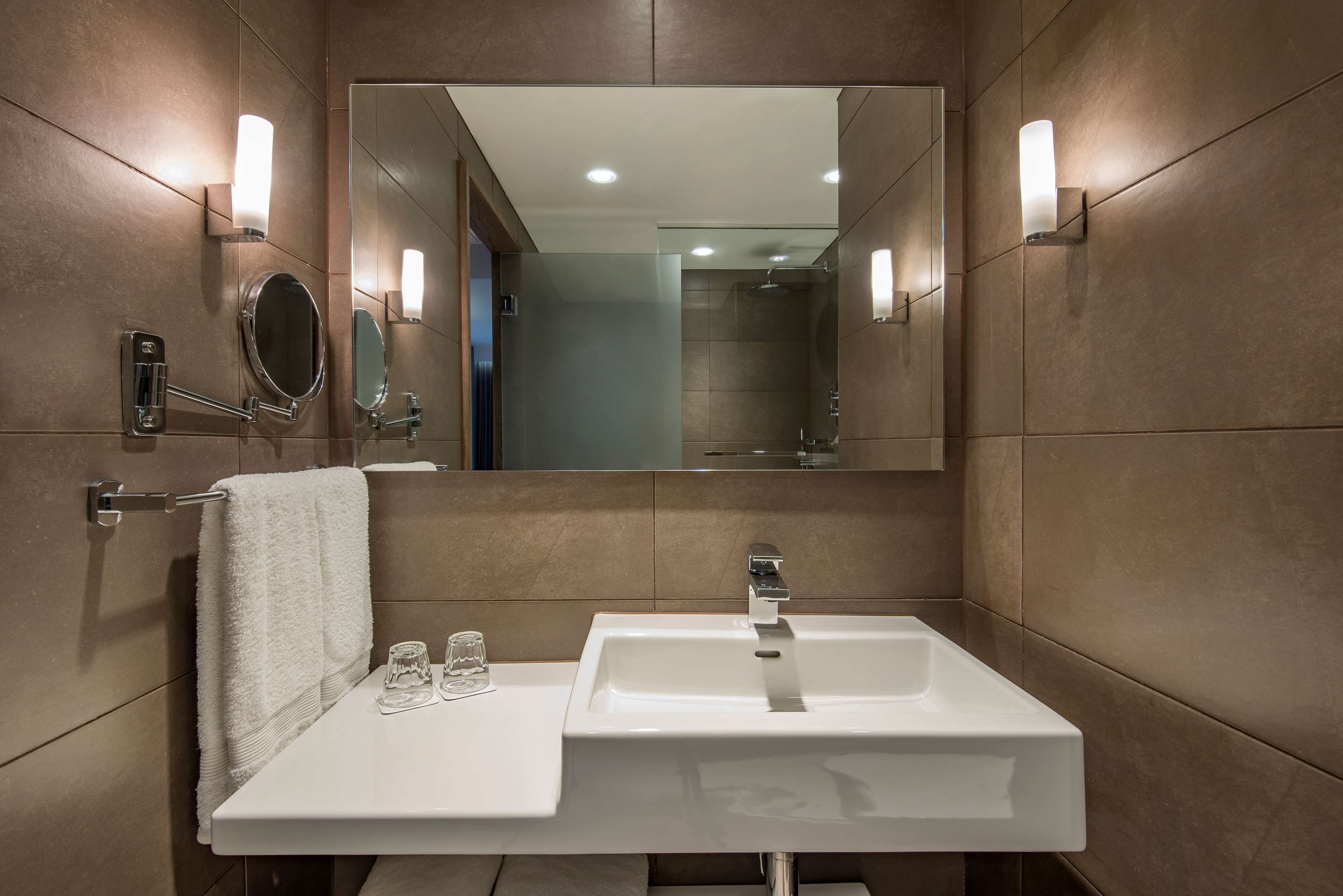 combined shower/bathtub, designer toiletries, hair dryer, towels