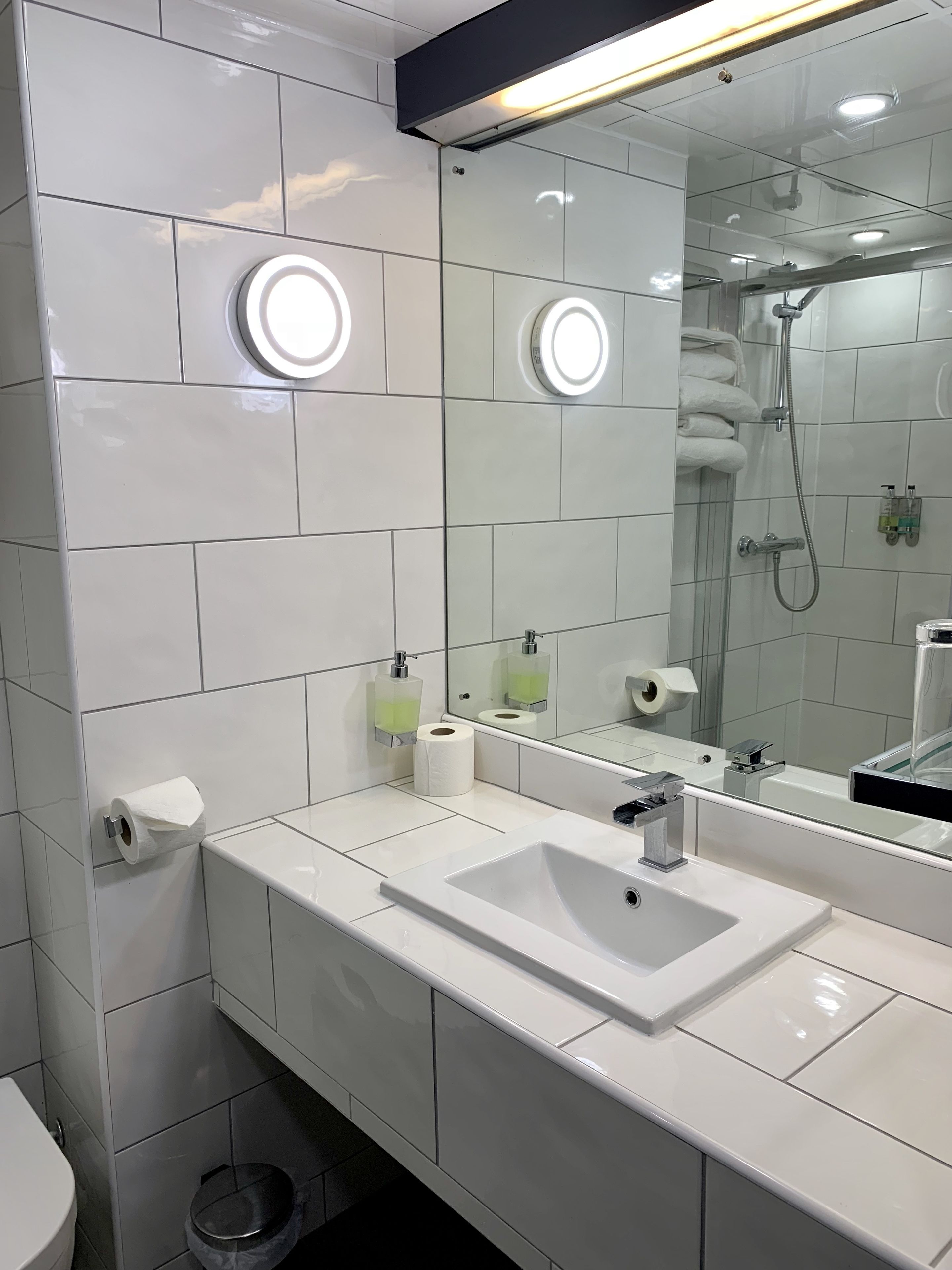 Standard Twin Room | Bathroom | Combined shower/tub, free toiletries, towels