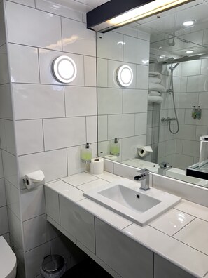Standard Twin Room | Bathroom | Combined shower/tub, free toiletries, towels - The Bruce Hotel (Glasgow)