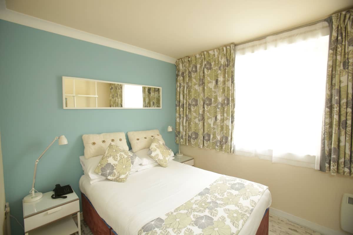 Compact Double Room | 1 chambre, décor unique, ameublement unique, bureau