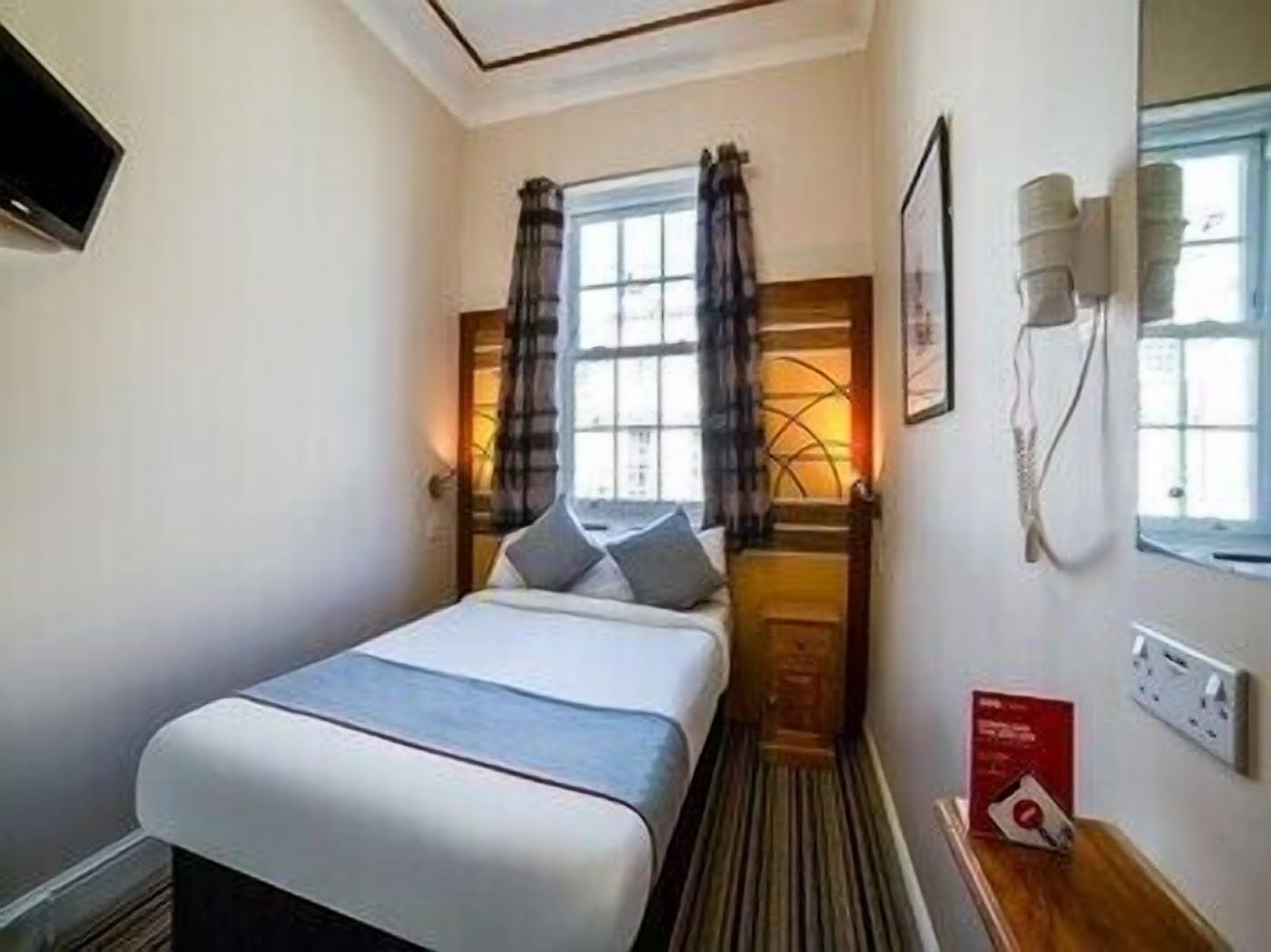 In-room safe, soundproofing, free WiFi, bed sheets