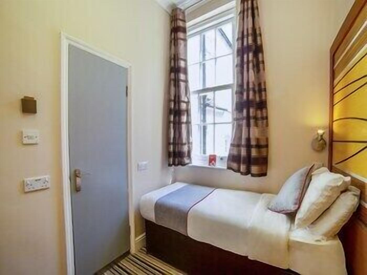 In-room safe, soundproofing, free WiFi, bed sheets