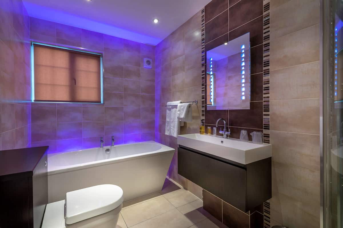 superior double room | bathroom | free toiletries, hair dryer, towels, soap