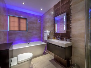 Superior Double Room | Bathroom | Free toiletries, hair dryer, towels, soap