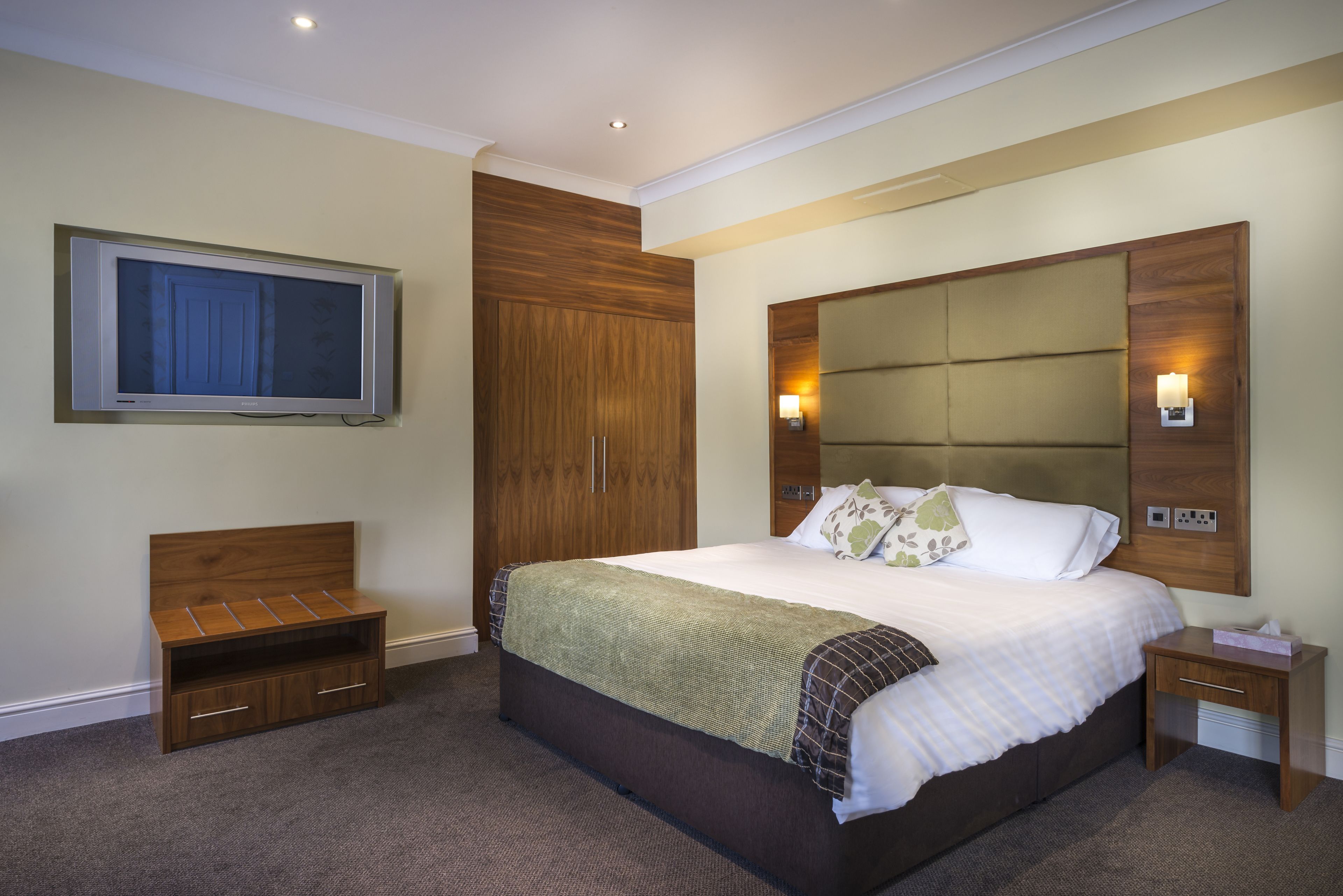 deluxe double room | iron/ironing board, free wifi, bed sheets