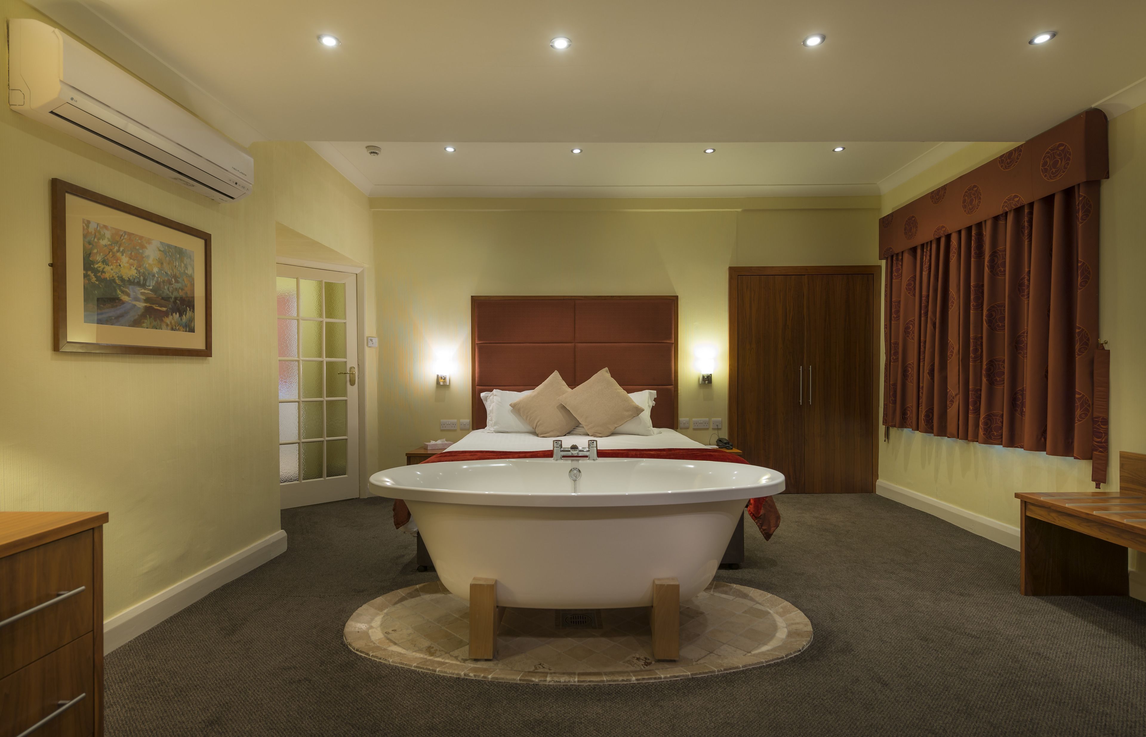 Habitación Deluxe doble | Tabla de planchar con plancha, wifi gratis, ropa de cama