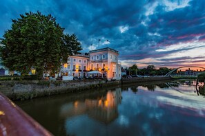 Façade de l’hébergement - soirée/nuit