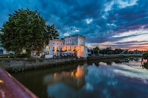 Fassade der Unterkunft – Abend/Nacht