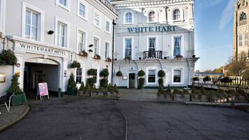 Un bâtiment historique sur lequel on peut lire en grandes lettres l’inscription « WHITEHART HOTEL ».