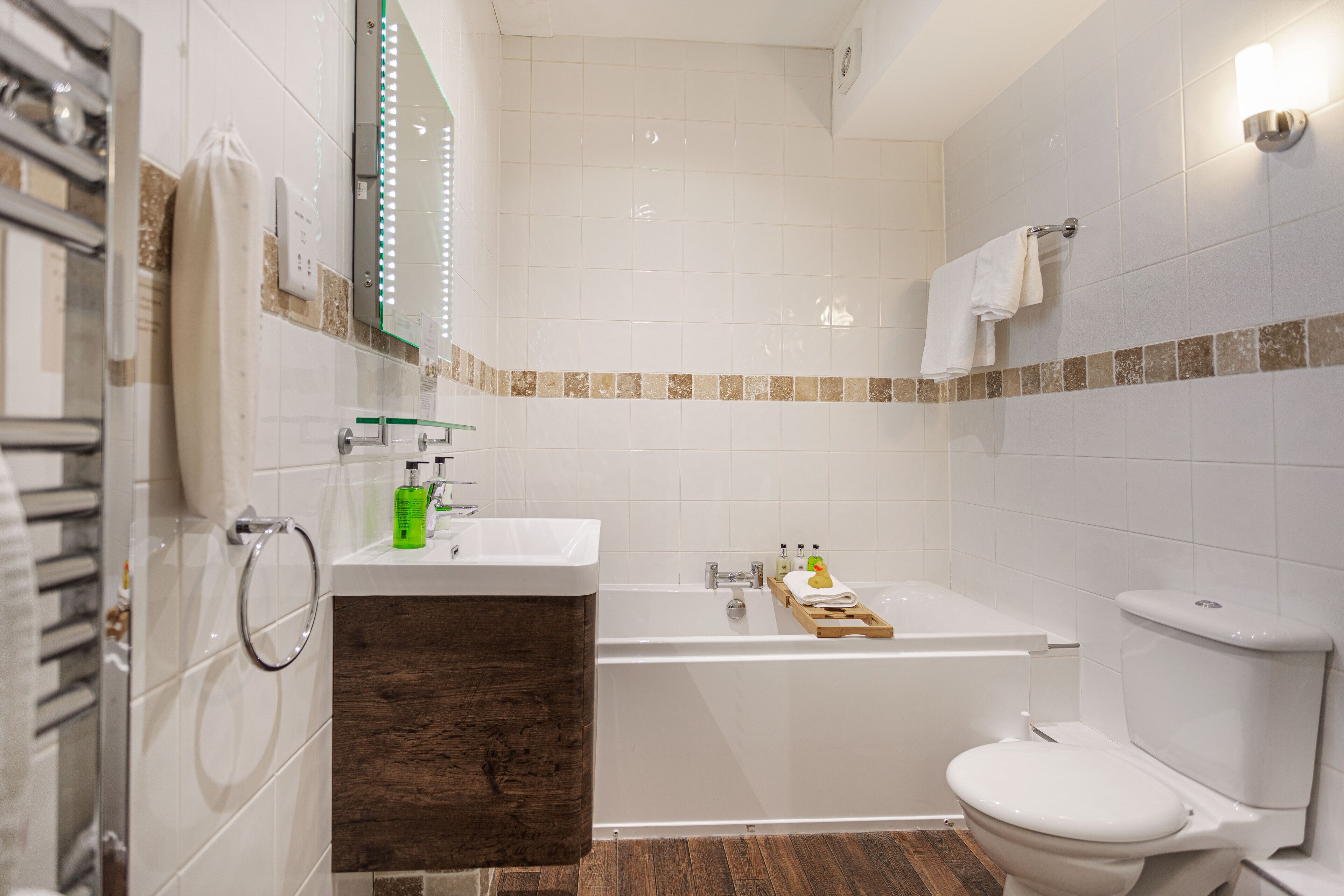 Un baño con bañera, inodoro y lavabo.