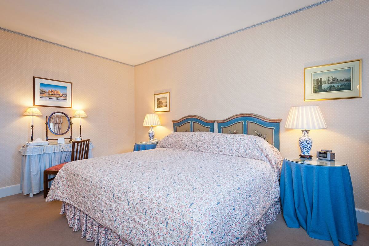 Superior Cottage | Premium bedding, pillowtop beds, desk, laptop workspace