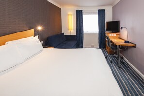 Desk, laptop workspace, blackout drapes, iron/ironing board - Holiday Inn Express Stafford by IHG (Stafford)