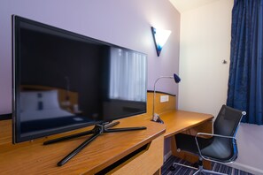1 habitación, escritorio y espacio para trabajar con laptop 