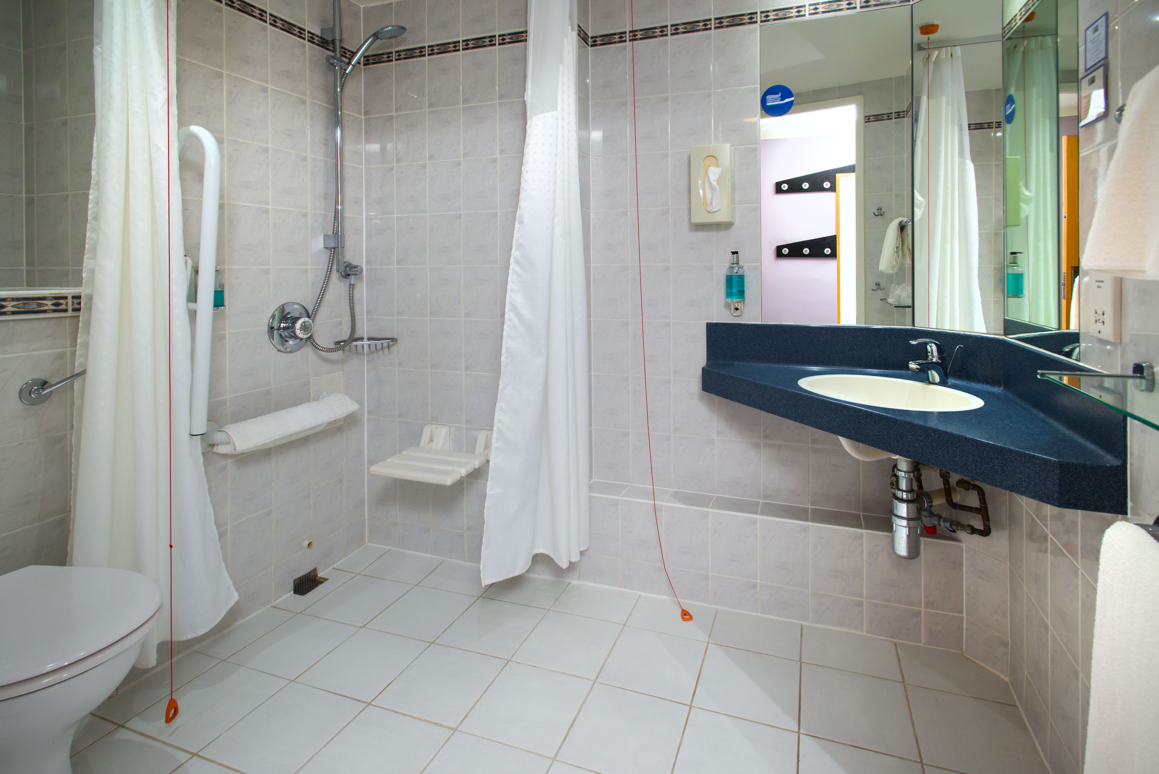 standard room, 1 double bed, accessible (with free hot breakfast) | bathroom | shower, free toiletries, hair dryer, towels