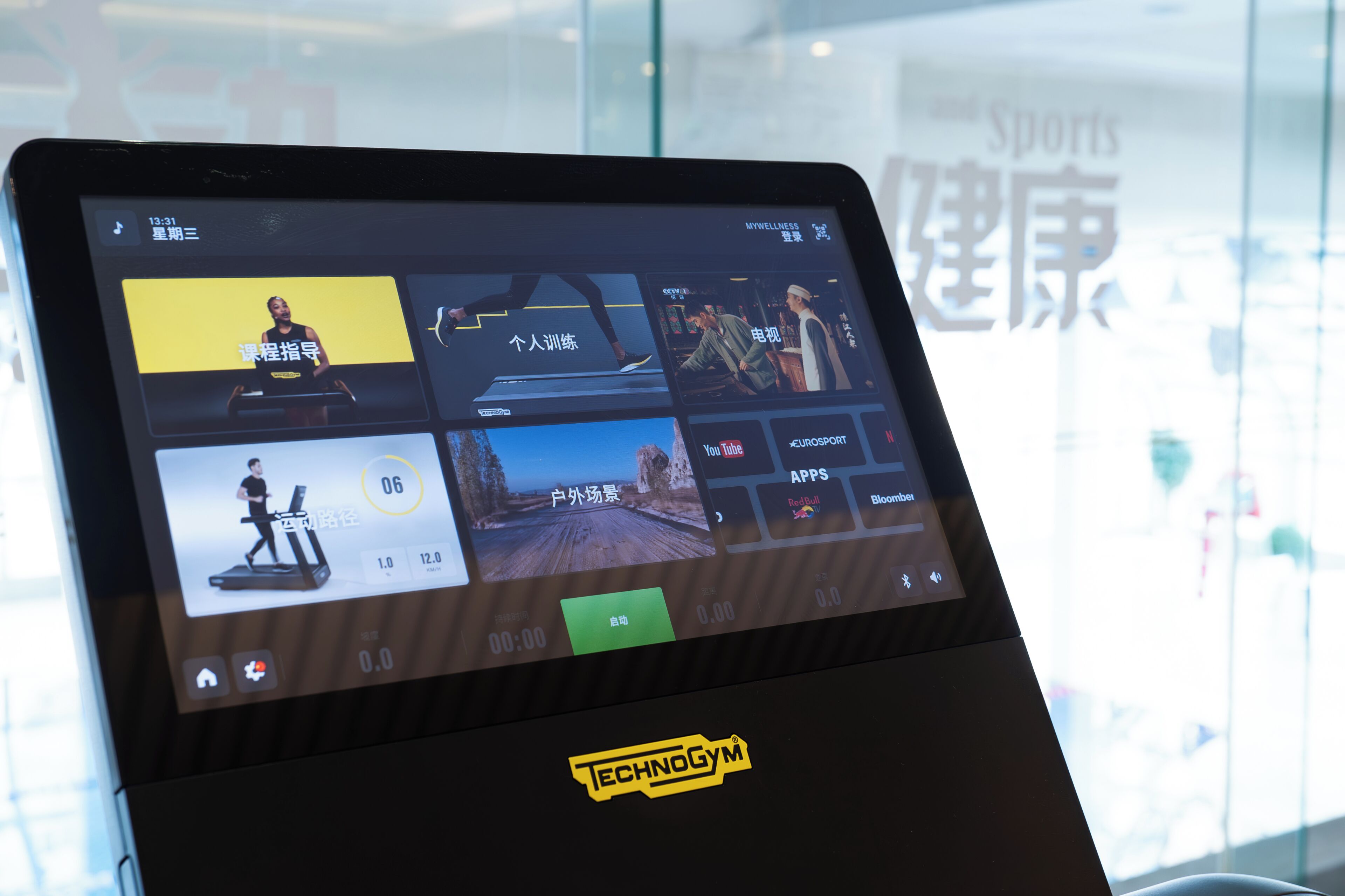 Una tableta mostrando la interfaz de una aplicación de fitness con diversas opciones de entrenamiento.