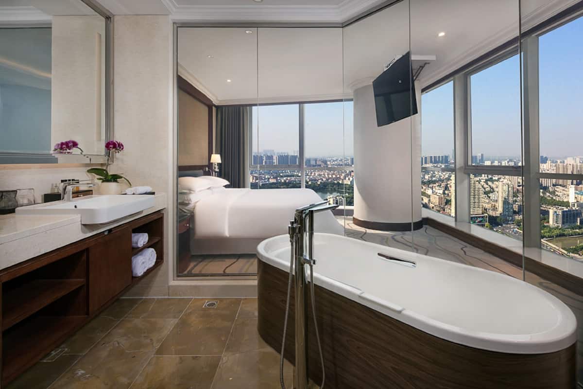 Suite, 1 trÚs grand lit, dans la tour | Salle de bain | Baignoire et douche séparées, baignoire profonde, douche cascade