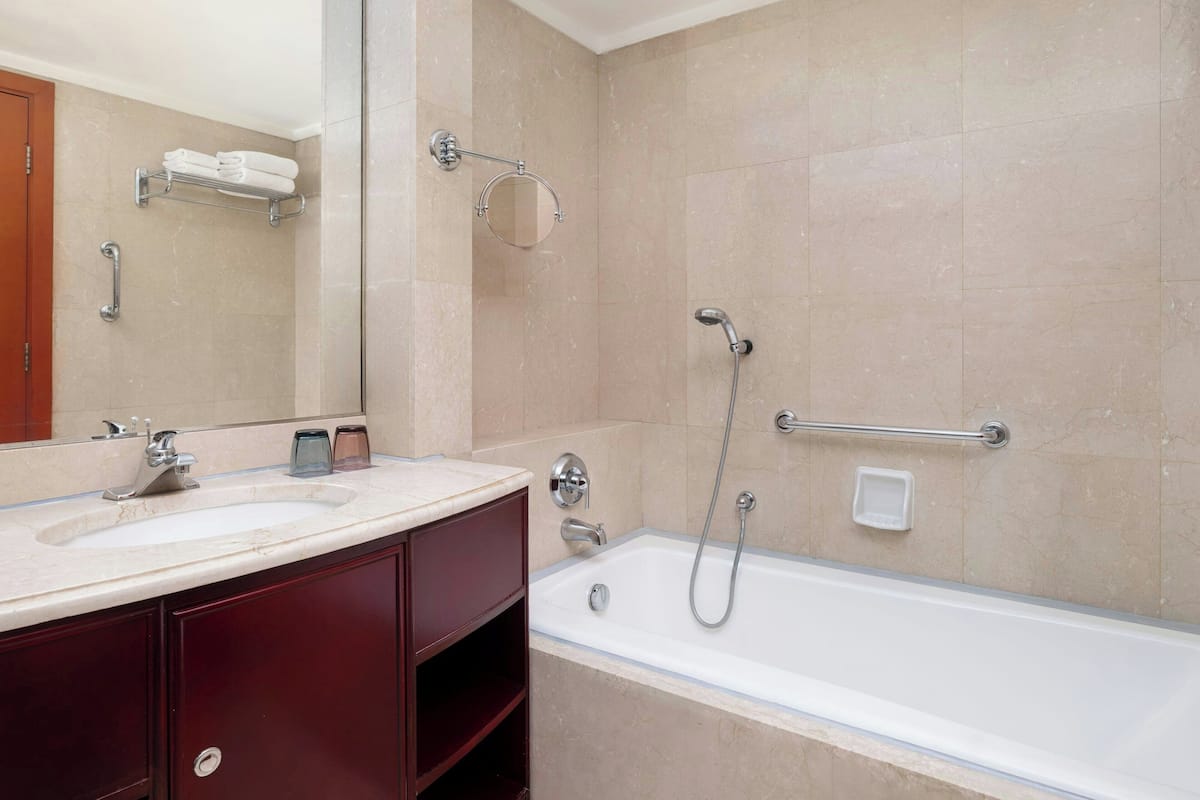 Habitación clásica, 1 cama King size, vista a la ciudad | 1 habitación, ropa de cama de alta calidad, edredón y minibar