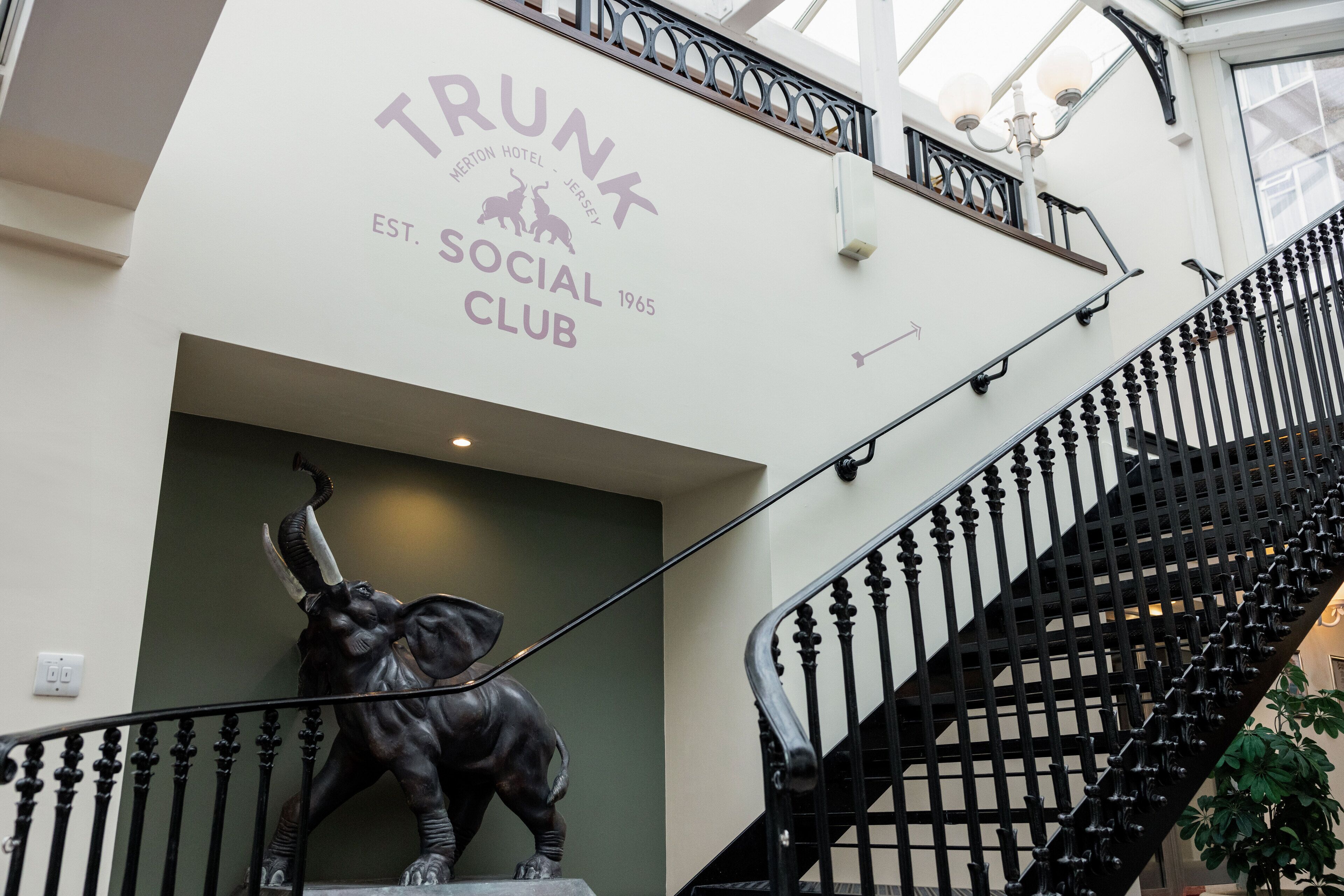 3 bars/lounges, sports bar