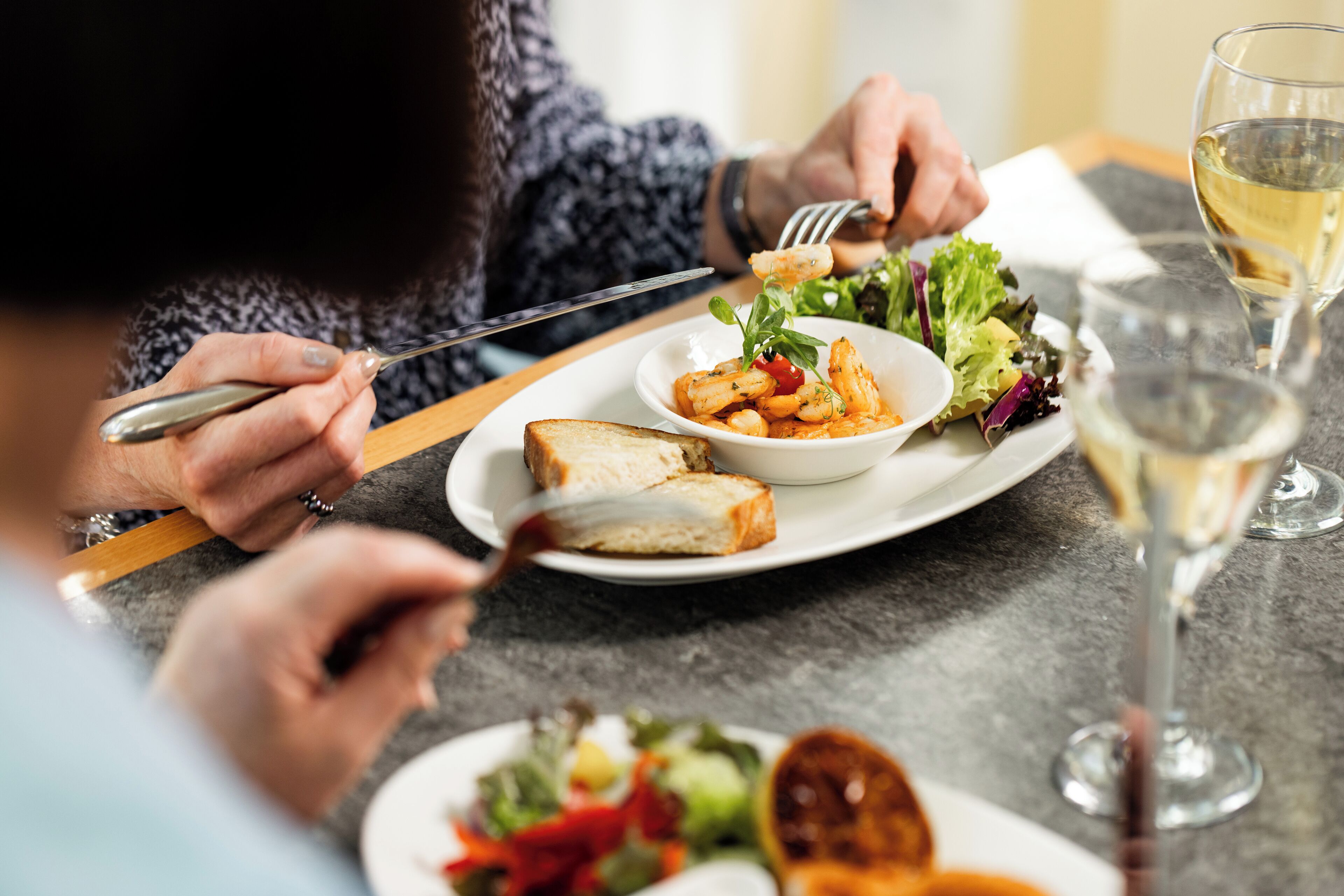 2 restaurants, breakfast, lunch, dinner served; international cuisine