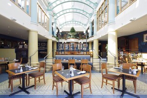 2 restaurants, breakfast, lunch, dinner served; international cuisine