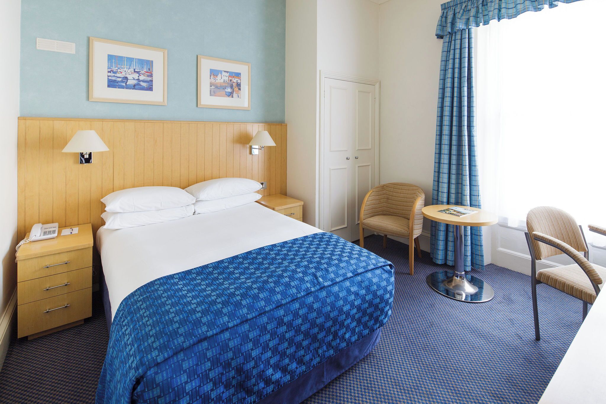 Coffres-forts dans les chambres, bureau, fer et planche à repasser