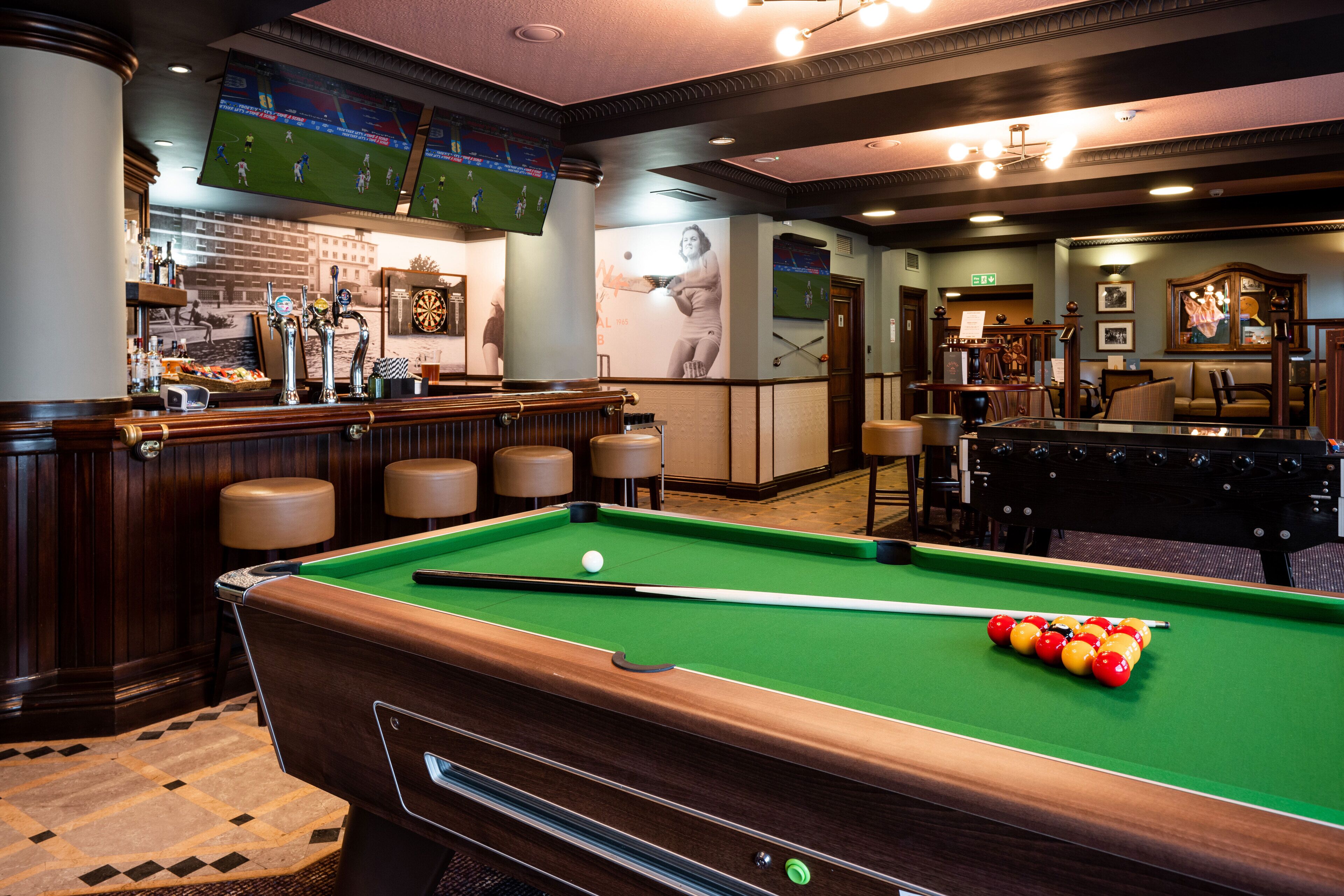 3 bars/lounges, sports bar