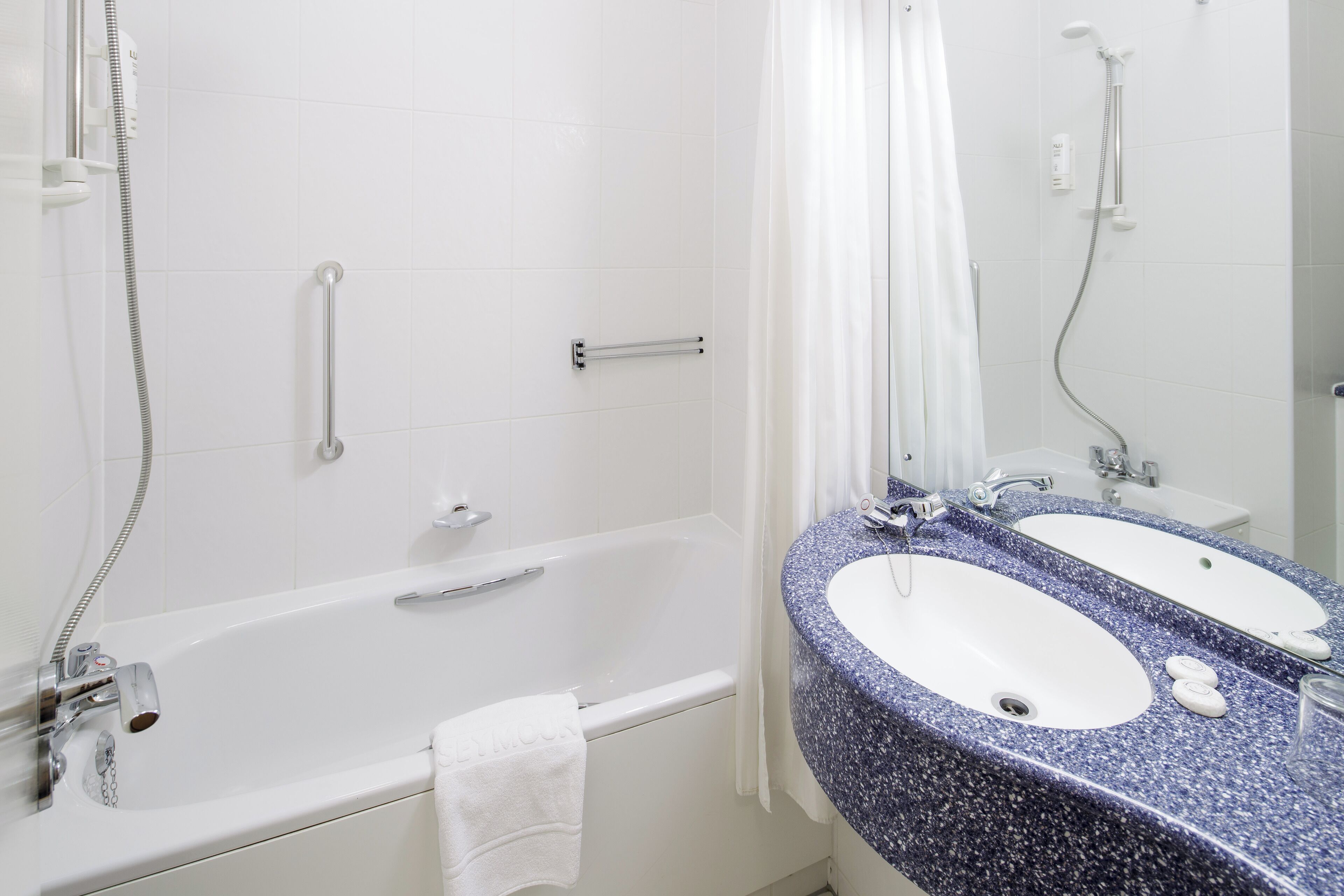 combined shower/bathtub, hair dryer, towels