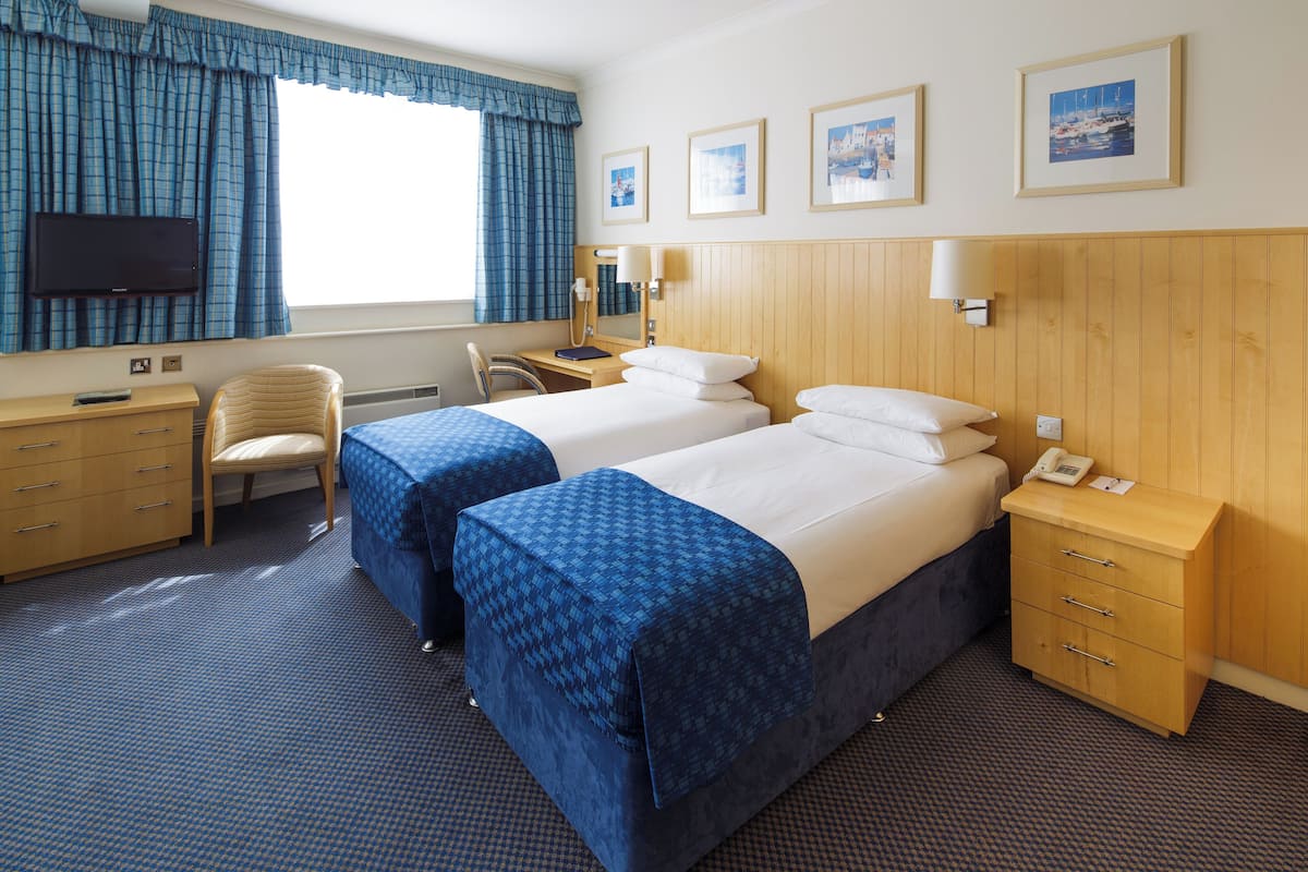 In-room safe, desk, iron/ironing board, bed sheets