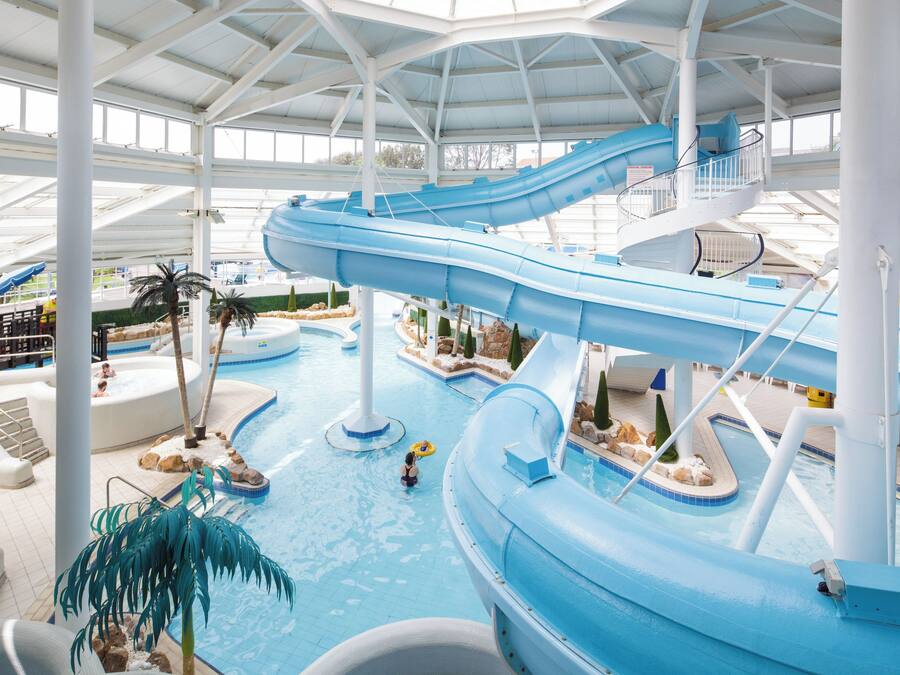 Innendørsbasseng, sesongbasert utendørsbasseng og solsenger