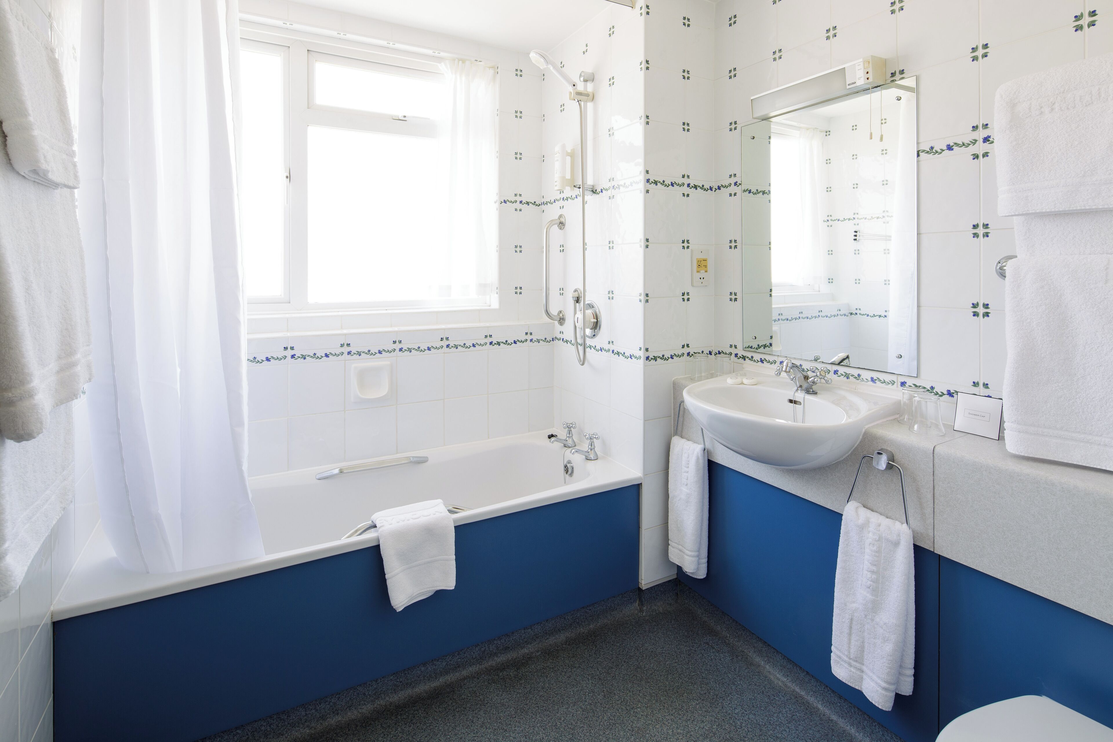 combined shower/bathtub, hair dryer, towels