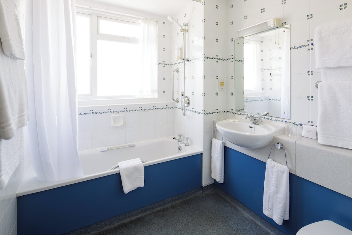 combined shower/bathtub, hair dryer, towels