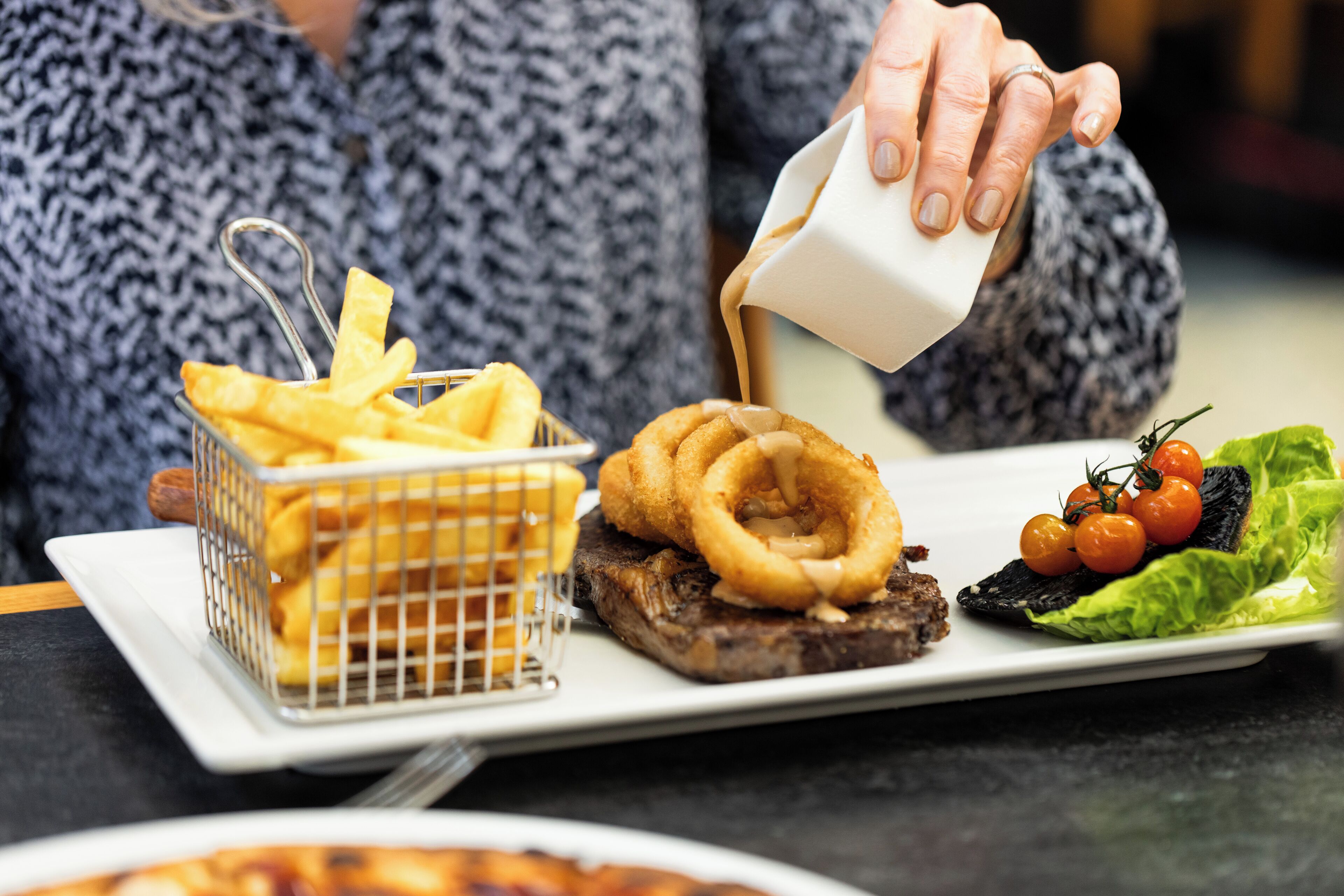 2 restaurants, breakfast, lunch, dinner served; international cuisine