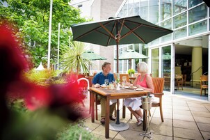 2 restaurantes; se sirve desayuno, almuerzo y cena; cocina internacional