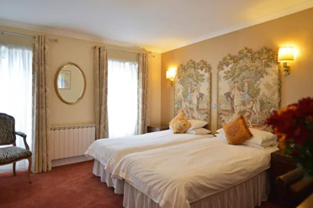 standard twin room | in-room safe, individually decorated, individually furnished