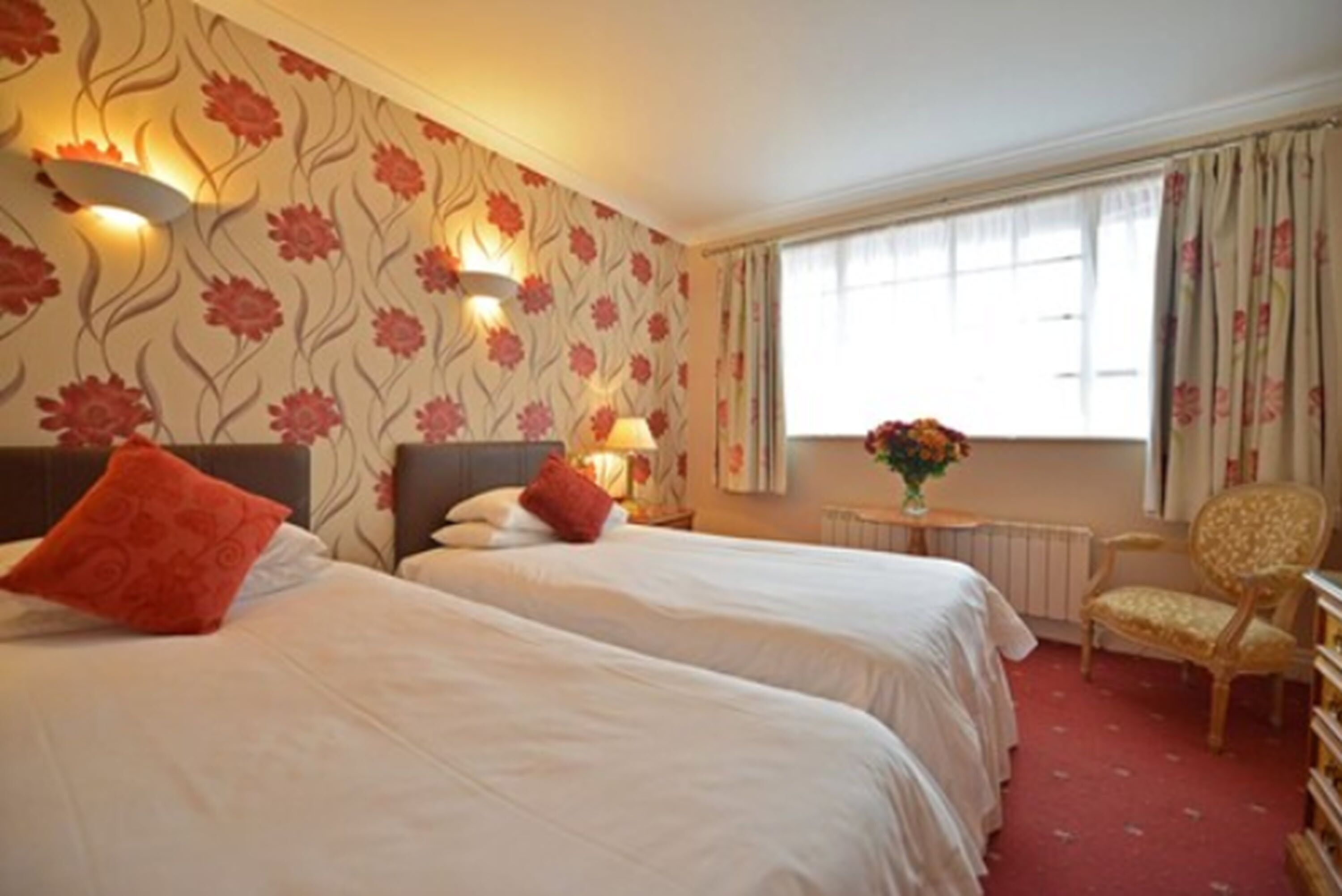 standard twin room | in-room safe, individually decorated, individually furnished