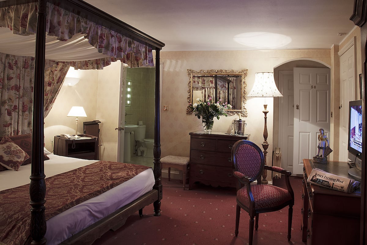 four poster room | in-room safe, individually decorated, individually furnished