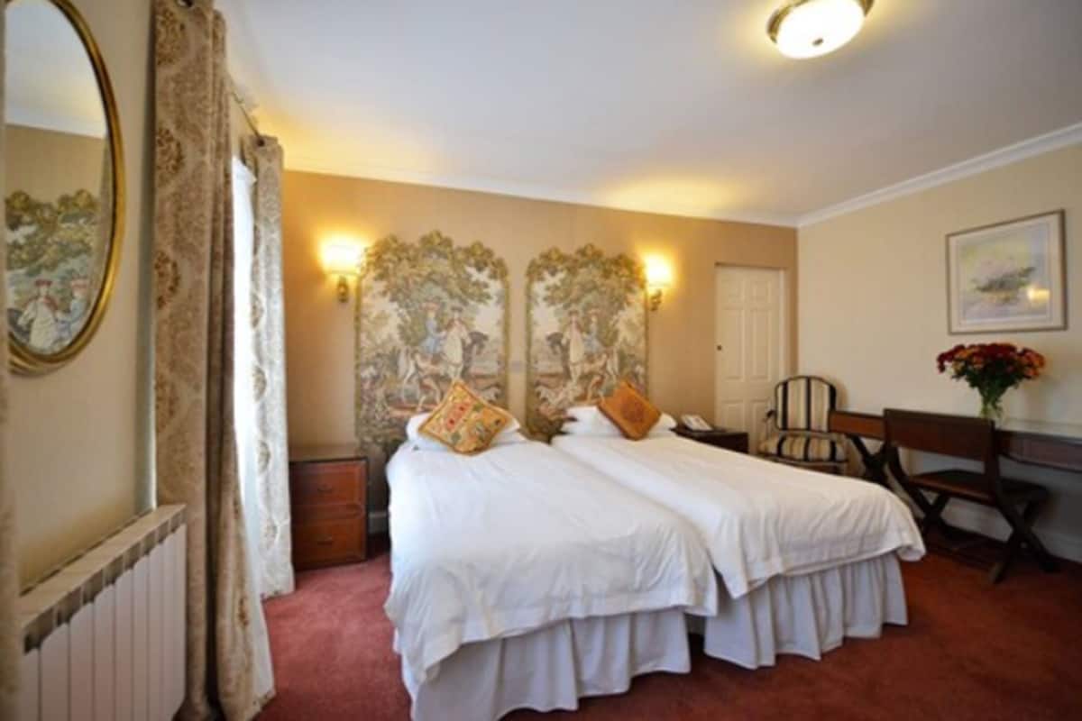 standard twin room | in-room safe, individually decorated, individually furnished