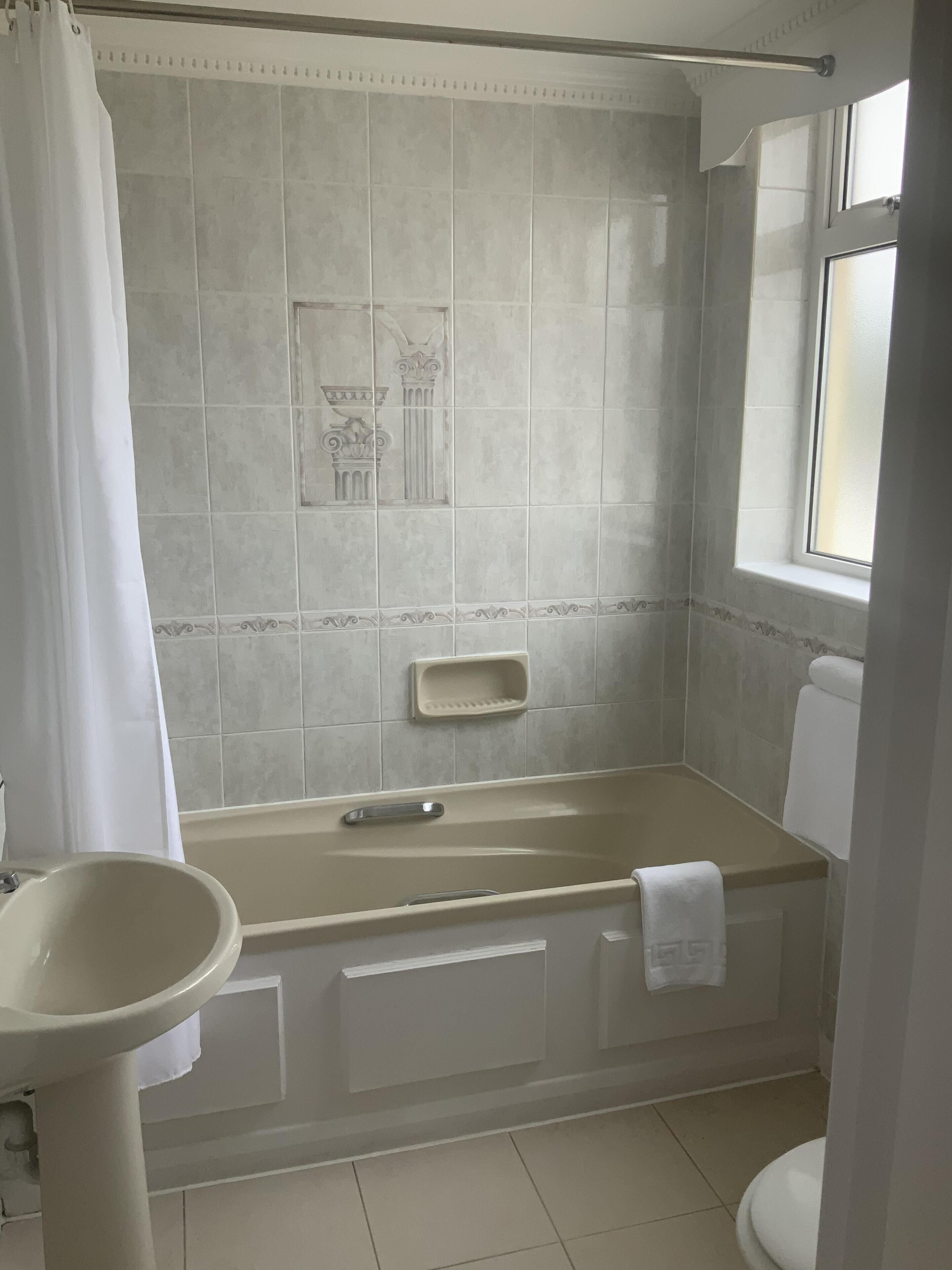 Chambre avec lits jumeaux, salle de bain attenante (with Inland View ) | Salle de bain