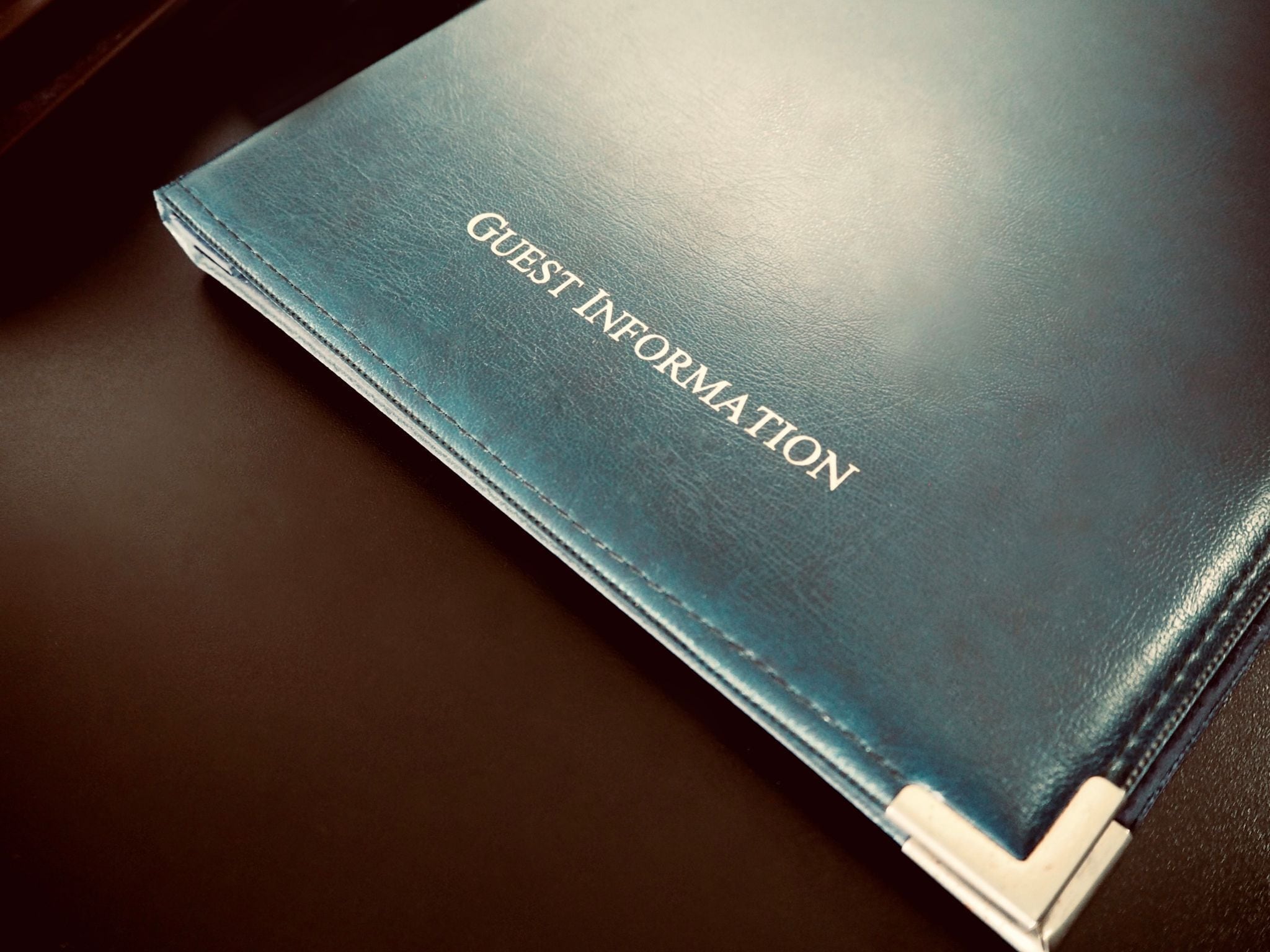 Chambre avec lits jumeaux, salle de bain attenante (Partial Coastal View)