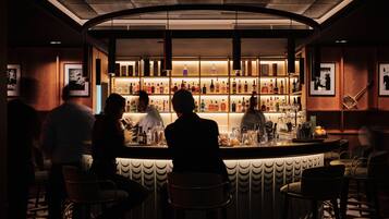 2 Bars/Lounges, Pub