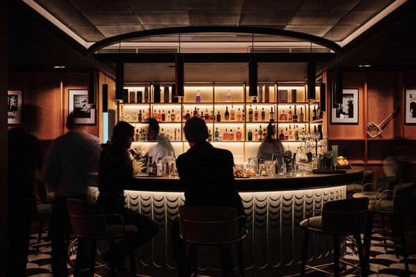 2 Bars/Lounges, Pub