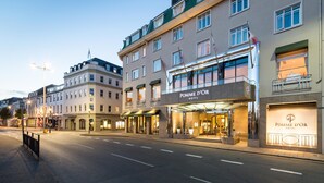 A hotel with a prominent entrance, multiple floors, and a well-lit facade. - Pomme d'Or Hotel (St. Helier)