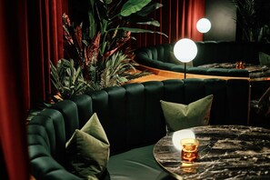 2 bars/lounges, pub