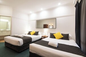 Queen Single | In-room safe, desk, laptop workspace, iron/ironing board