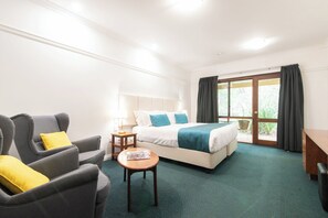 Caja de seguridad en la habitación y escritorio 