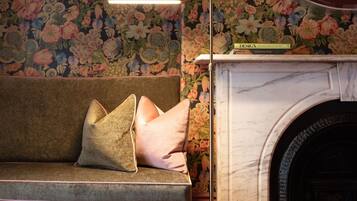 Velvet Suite | ๊ฑฐ์ค ๊ณต๊ฐ | ๋์งํธ ์ฑ๋ ์์ฒญ์ด ๊ฐ๋ฅํ 32์ธ์น TV, DVD ํ๋ ์ด์ด