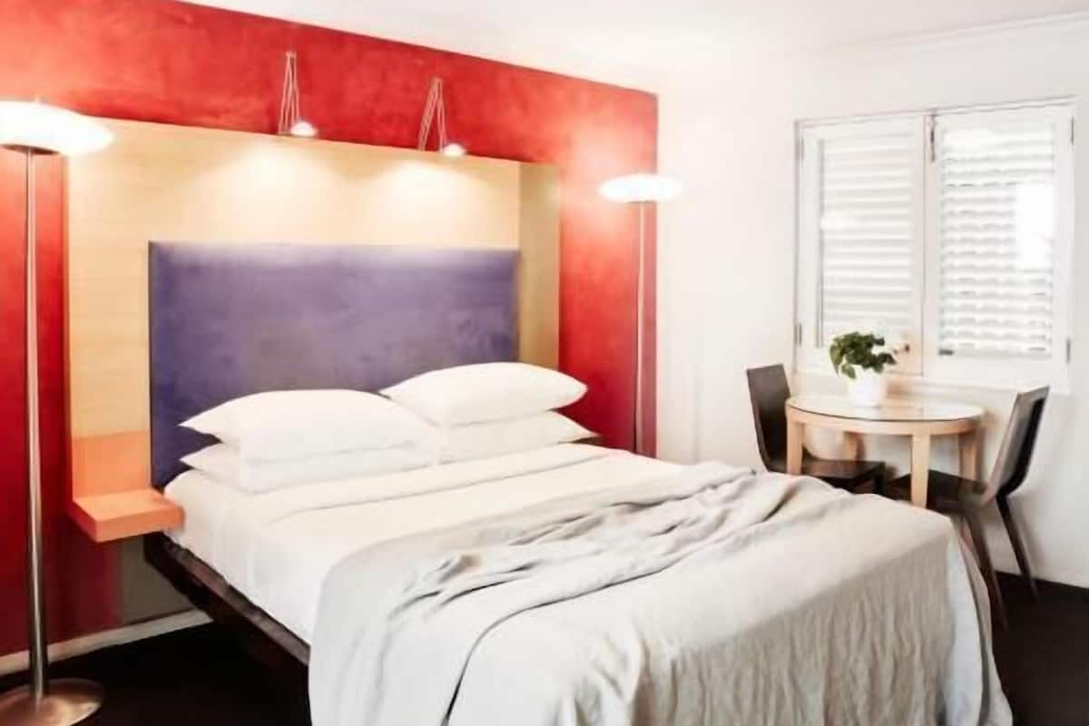 Premium bedding, minibar, desk, soundproofing