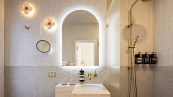 Deluxe Queen | Badezimmer | Designer-Toilettenartikel, Haartrockner, Handtücher, Seife